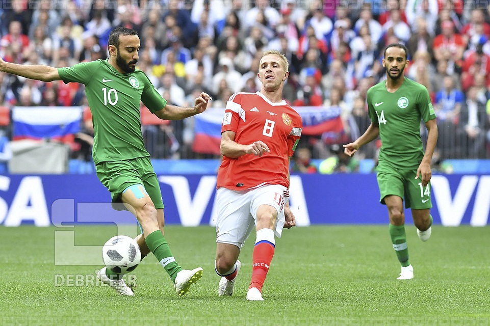 من لقاء الاخضر السعودي بمستضيف البطولة المنتخب الروسي