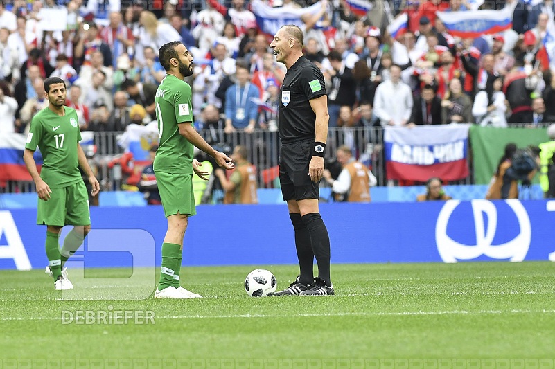 لاعب المنتخب السعودي يعترض على حكم المباراة