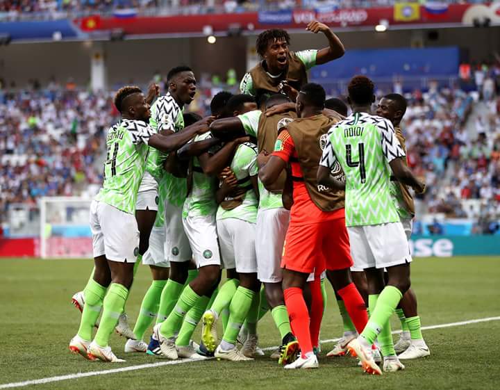 منتخب نيجيريا يحتفل بفوزه على ايسلندا