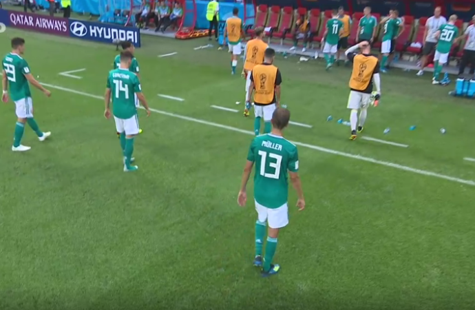 لاعبي المنتخب الالماني بعد مباراتهم مع كوريا