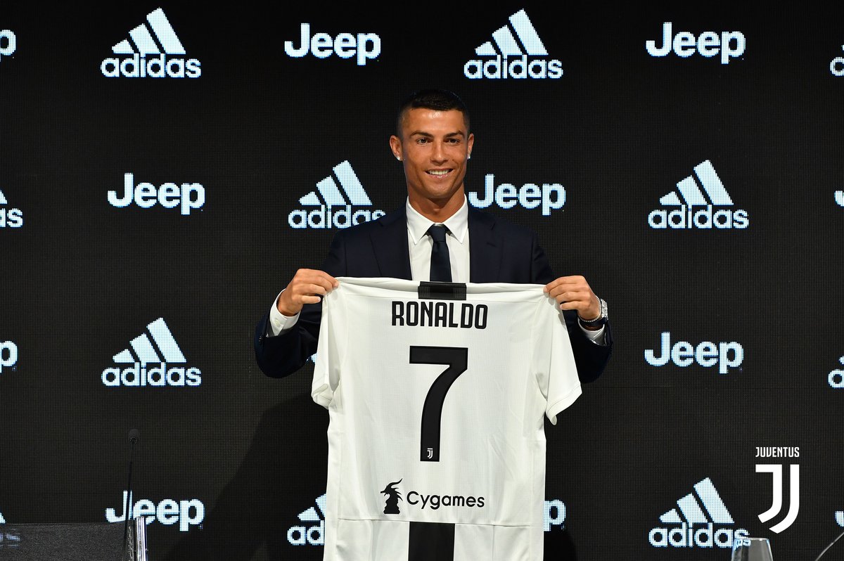 لحظة تقديم رونالدو بعد انتقاله ليوفنتوس الإيطالي
