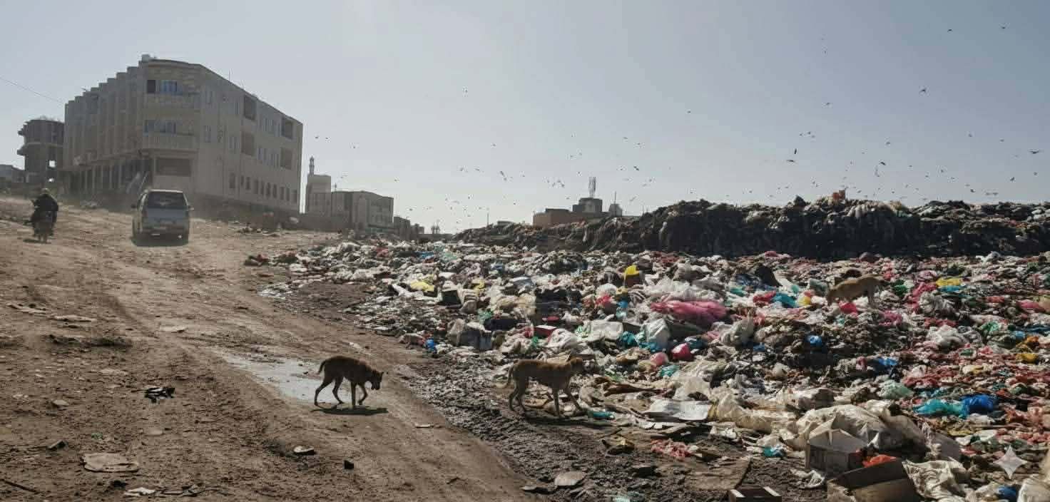 أطنان من مخلفات البلاتسيك  يراد دفنها داخل الملعب