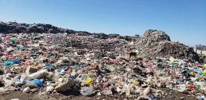 أطنان من المخلفات يراد دفنها داخل الملعب، فمن قبض الثمن؟