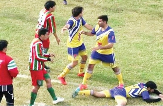 شاهد بالفيديو :موت لاعب كرث قدم داخل الملعب بعد تلقية لكمة قاتلة شاهد بالفيديو :موت لاعب كرث قدم داخل الملعب بعد تلقية لكمة قاتلة