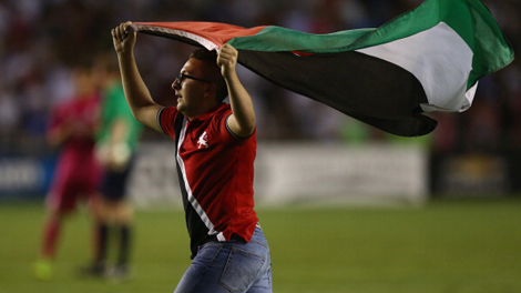 تحت أنظار رونالدو .. مشجع يقتحم مباراة روما ومدريد ليرفع علم فلسطين