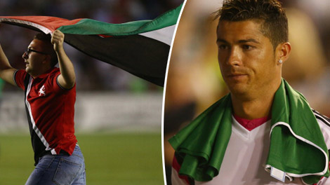 تحت أنظار رونالدو .. مشجع يقتحم مباراة روما ومدريد ليرفع علم فلسطين