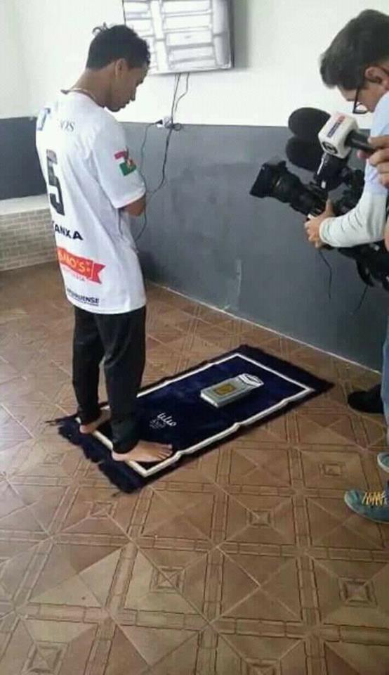 شاهد الصورة :ردة فعل المصور البرازيلي وهو يشاهد اللاعب اليمني يؤدي الصلاة في البرازيل